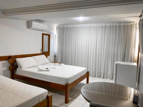 Habitación de hotel con cama y mesa en River Class Hotel, en Petrolina