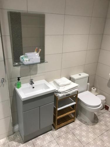 Luxury Refurbished 2 Bedroom Regency Apartment tesisinde bir banyo