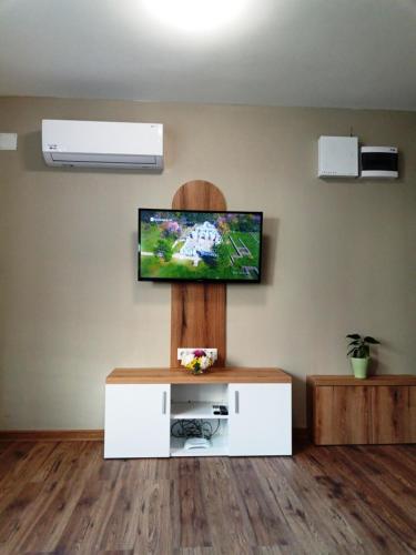 ein Wohnzimmer mit einem Flachbild-TV an der Wand in der Unterkunft Студио 55 in Ruse