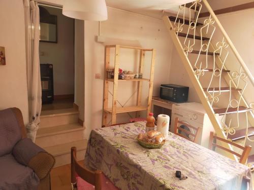une cuisine avec une table et un escalier et une chambre avec une table dans l'établissement casa indipendente con camino tra leonessa e amatrice, à Favischio