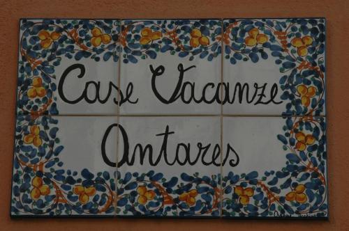 ポルトパーロにあるCasa Vacanze Antaresの瓦の壁にカベゾーナウマラと書かれた看板