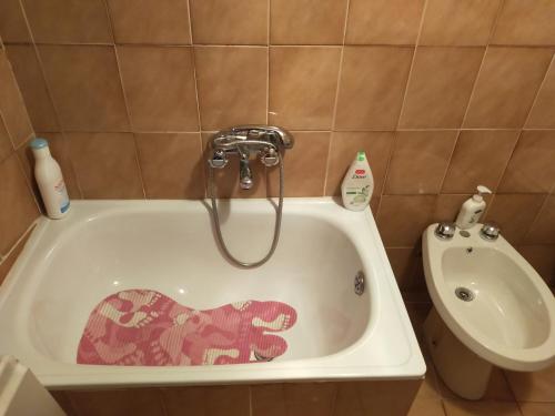 a bathroom with a shower in a tub next to a toilet at Appartamento indipendente tra Amatrice e Leonessa in Favischio