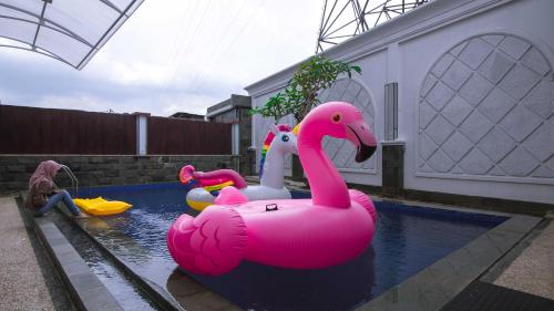 zwei rosa aufblasbare Flamingos in einem Pool in der Unterkunft Villa Twin with Private Pool by Masterpiece VIlla in Batu