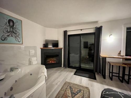baño con bañera y chimenea en Private Oceanfront Room With Hot Tub Firepit - Shore Thing, en Ucluelet