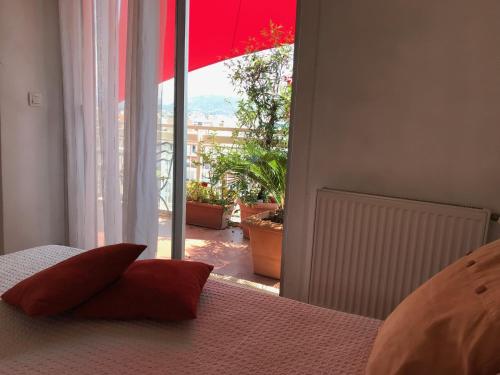 une chambre avec un lit et une grande fenêtre dans l'établissement LOFT 360° Nice, à Nice