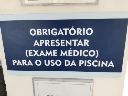 a blue sign with white writing on a wall at LOFT com garagem e piscina Prédio frente MAR in Balneário Camboriú