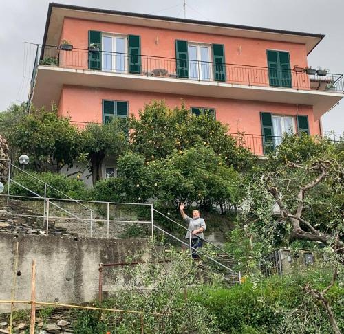 Ein Mann steht auf einer Treppe vor einem Gebäude in der Unterkunft dalla Franca in Chiavari