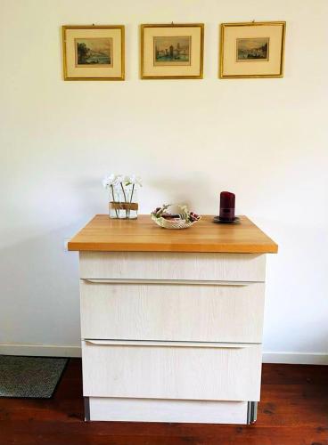 a white dresser with a wooden top in a room at Appartement charmant Orgnac-sur-Vézère avec jardin et parking in Orgnac-sur-Vézère