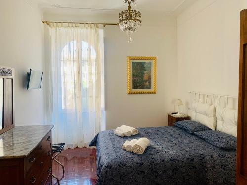 1 dormitorio con 2 camas, vestidor y ventana en Prati di Borgo, en Roma