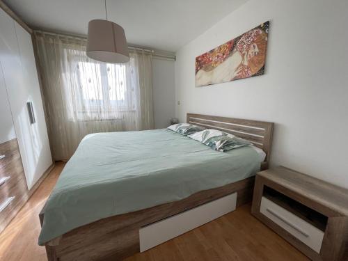 ein Schlafzimmer mit einem großen Bett und einem Fenster in der Unterkunft Stella in Portorož