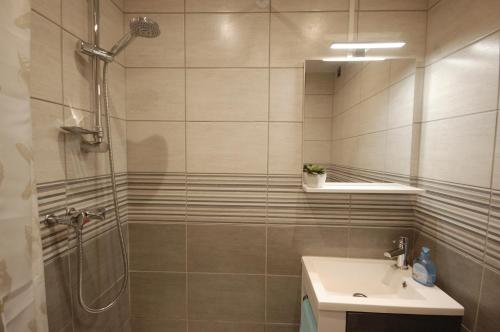 une salle de bain avec douche et lavabo dans l'établissement Saphir de Gruissan, à Gruissan