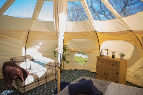 Säng eller sängar i ett rum på Tone valley view glamping