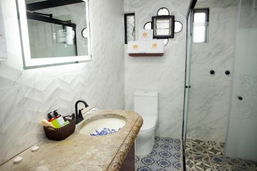 a bathroom with a sink and a toilet at Hotel Boutique La Mansión Guadalajara in Guadalajara