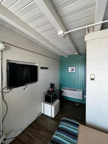 Μια τηλεόραση ή/και κέντρο ψυχαγωγίας στο The Cedar Motel
