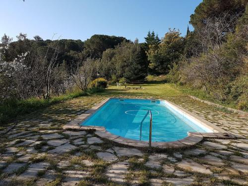 een leeg zwembad in het midden van een veld bij Belvilla by OYO Can Soler in Sant Iscle de Vallalta