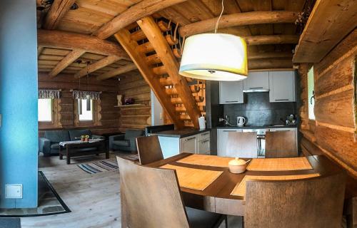 eine Küche und ein Esszimmer mit einem Tisch und Stühlen in der Unterkunft Domek na Skałce in Żabnica