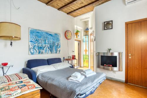 ローマにあるSANTA MARIA MAGGIORE Apartmentのリビングルーム(青いソファ、テレビ付)