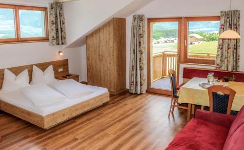pokój hotelowy z łóżkiem i stołem w obiekcie Apartment Pichlerhof w mieście San Lorenzo di Sebato