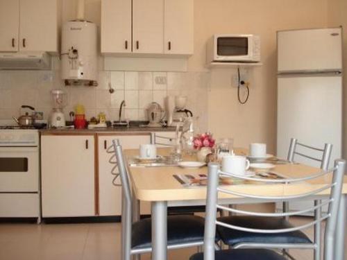 a kitchen with a table and chairs in a room at Córdoba Alquila Alto Alberdi in Cordoba
