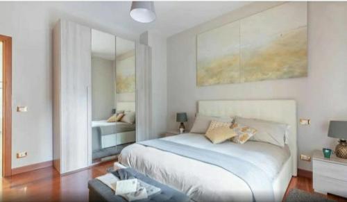 ローマにあるCasa Sangalloのベッドルーム(大型ベッド1台、鏡付)