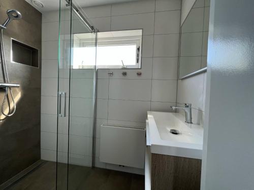 Koupelna v ubytování Modern spacious holiday home within walking distance of the North Sea beach in De Koog