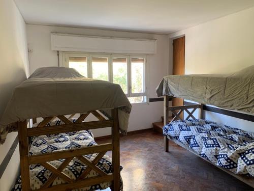 Двухъярусная кровать или двухъярусные кровати в номере Hostel la Embajada