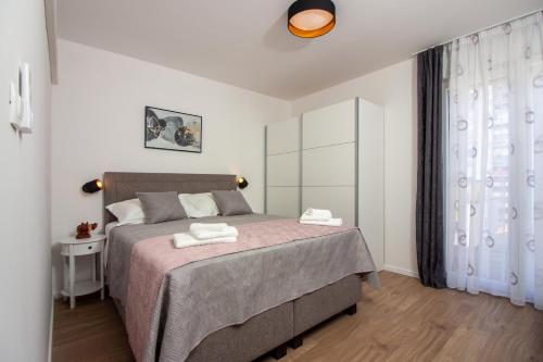 1 dormitorio con 1 cama con manta rosa en Bura2 en Split