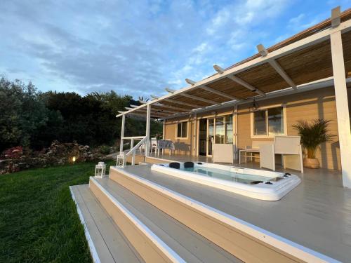 Piscina de la sau aproape de Villa Regina