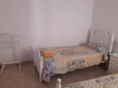 um quarto com uma cama e uma cómoda em Dptos Astrada em Goya