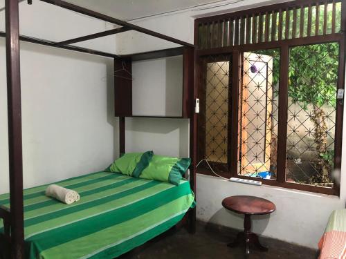 Habitación con cama, silla y ventana en Central residence Rajagiriya-Entire House, en Sri Jayewardenepura Kotte