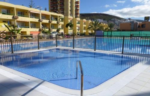 Piscina di Estudio en los Cristianos. Ubicación ideal. o nelle vicinanze