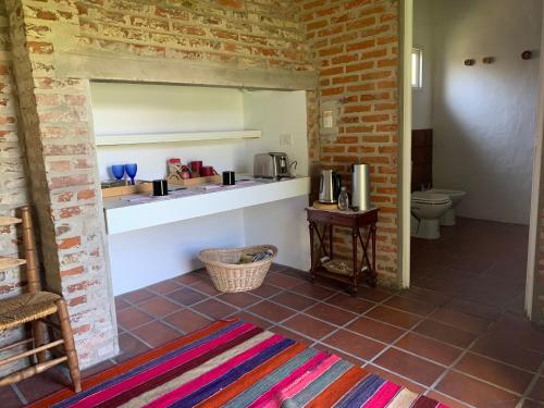 eine Küche mit einem Waschbecken und einem WC in einem Zimmer in der Unterkunft Aquí Tampoco in Navarro