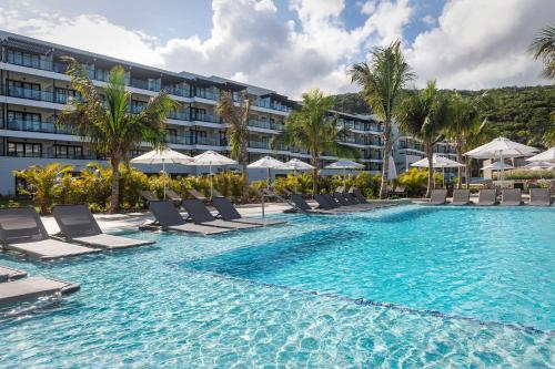 uma piscina com espreguiçadeiras e um hotel em Ocean Eden Bay - Adults Only - All Inclusive em Spring Rises