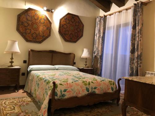 托雷瓦爾德聖佩德的住宿－La Callejuela，一间卧室设有一张床和一个窗口