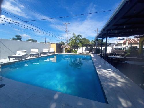 una gran piscina con 2 sillas en Labrish Guest House en Kingston