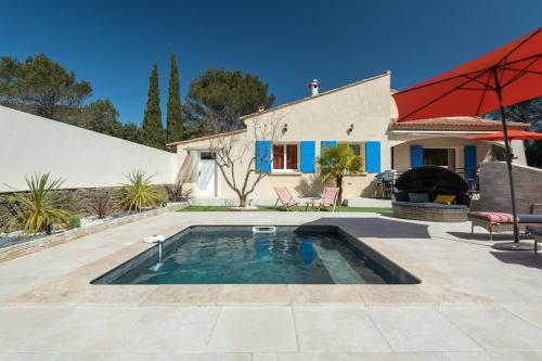 une villa avec piscine devant une maison dans l'établissement La Dolce Villa avec piscine chauffée & cigales, à Poulx