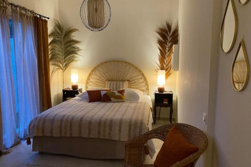 - une chambre avec un lit, deux lampes et une chaise dans l'établissement La Dolce Villa avec piscine chauffée & cigales, à Poulx