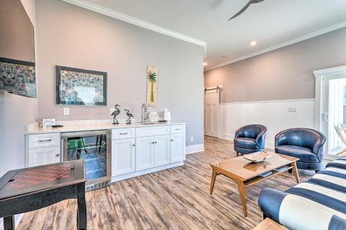 Kitchen o kitchenette sa Bright Coastal Abode with Porch and Beach Access!