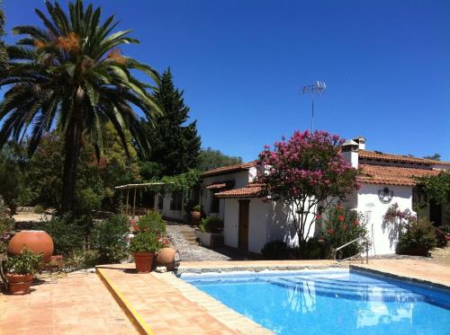 Villa con piscina frente a una casa en La Caldera Vieja, en Zalamea la Real
