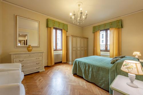 フィレンツェにあるPonte Vecchio 3 bedroom apartmentのギャラリーの写真