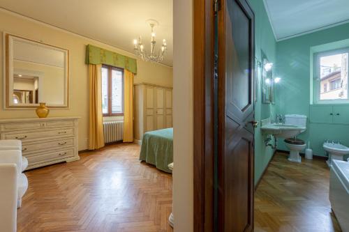 Łazienka w obiekcie Ponte Vecchio 3 bedroom apartment