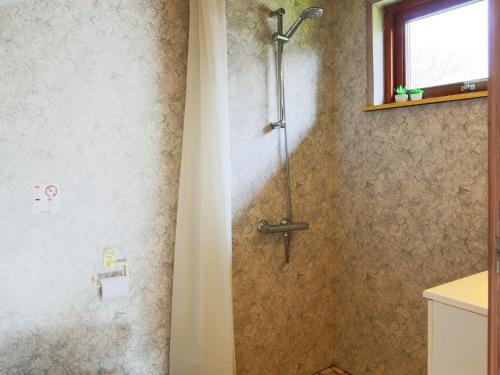 baño con cabina de ducha y ventana en Holiday home Dannemare XXX, en Dannemare