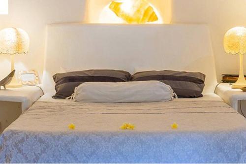 uma cama com duas flores amarelas em cima em Exquisite private Villa — Villa Sekala, Sanur, SE Bali em Sanur