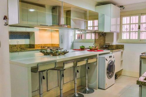 eine Küche mit einer Spüle und einer Waschmaschine in der Unterkunft LOCAR-IN GRAMADO - Apartamento Rua Torta in Gramado