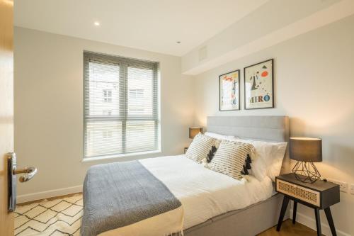 Gallery image of EXECUTIVE 2BR apartment next to Station + Parking in Cambridge