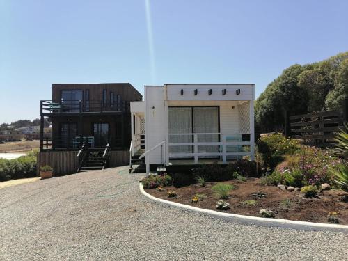 ein Haus mit einer Kiesauffahrt davor in der Unterkunft Cabañas Matanzas Lukai in Matanzas