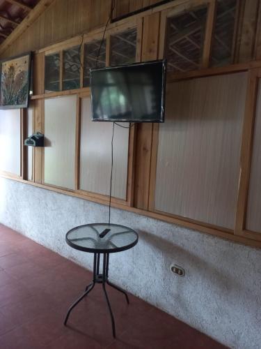 Μια τηλεόραση ή/και κέντρο ψυχαγωγίας στο Hotel y Bungalows ecologicos Marcelo