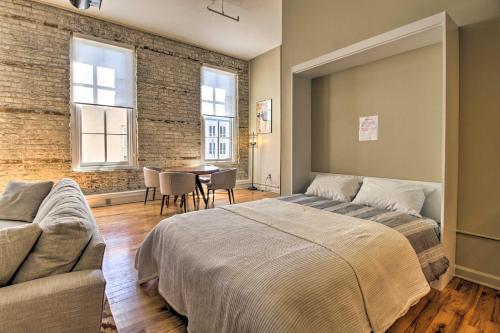 Χώρος καθιστικού στο Bright Savannah Loft in Historic District!