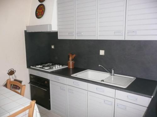 Kuchyň nebo kuchyňský kout v ubytování Holiday Home in Treompan near Sandy Beaches