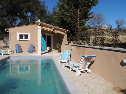 une piscine avec des chaises et une maison dans l'établissement Holiday Home in Buisson with Private Pool, à Buisson